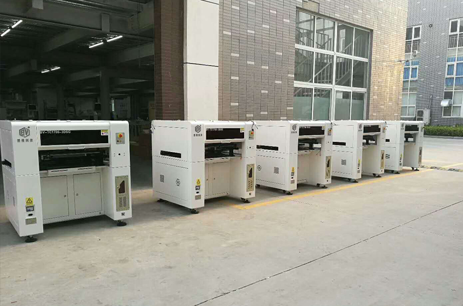 重慶客戶SMT設(shè)備專車送貨，貨到上門安裝調(diào)試