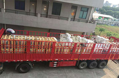 湖州客戶(hù)SMT設(shè)備專(zhuān)車(chē)送貨，貨到上門(mén)安裝調(diào)試