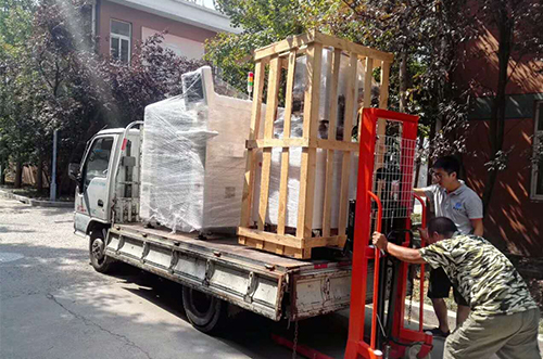 常熟客戶SMT設(shè)備專車送貨，貨到上門安裝調(diào)試